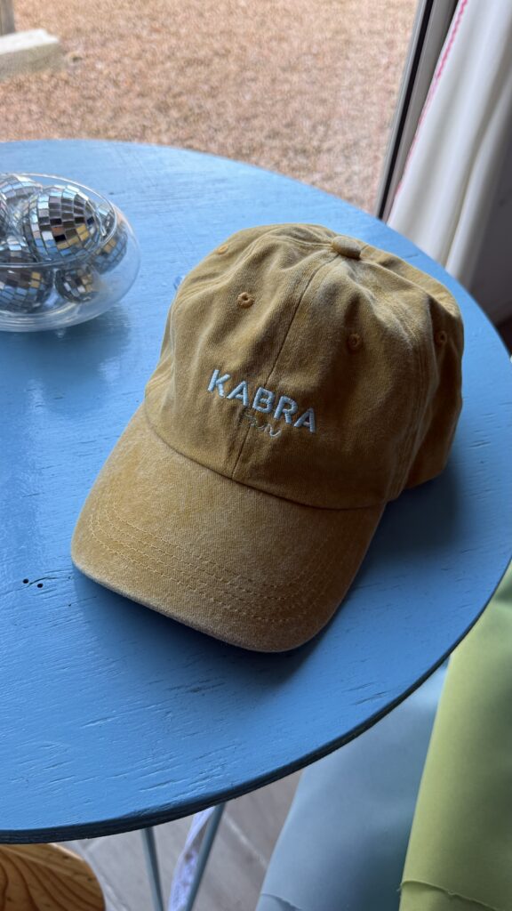 Gorro fan mostaza / celeste